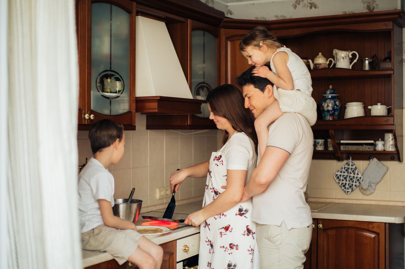 Familia compartiendo un momento en la cocina